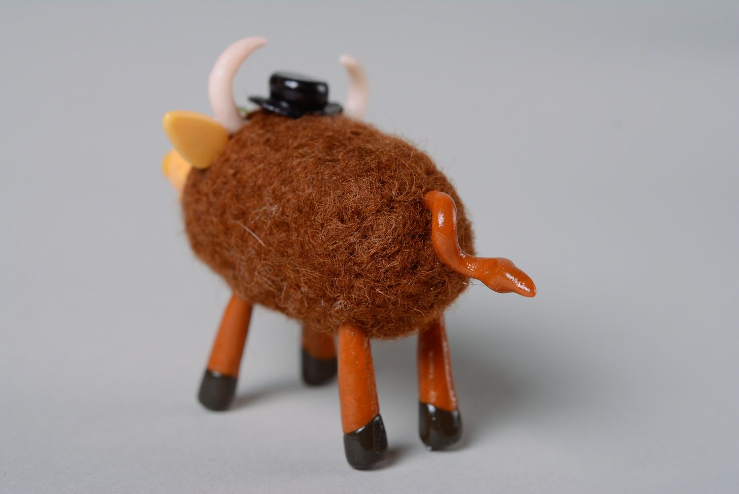 Jouet taureau en laine feutrée fait main original avec pâte polymère pour enfant photo 3