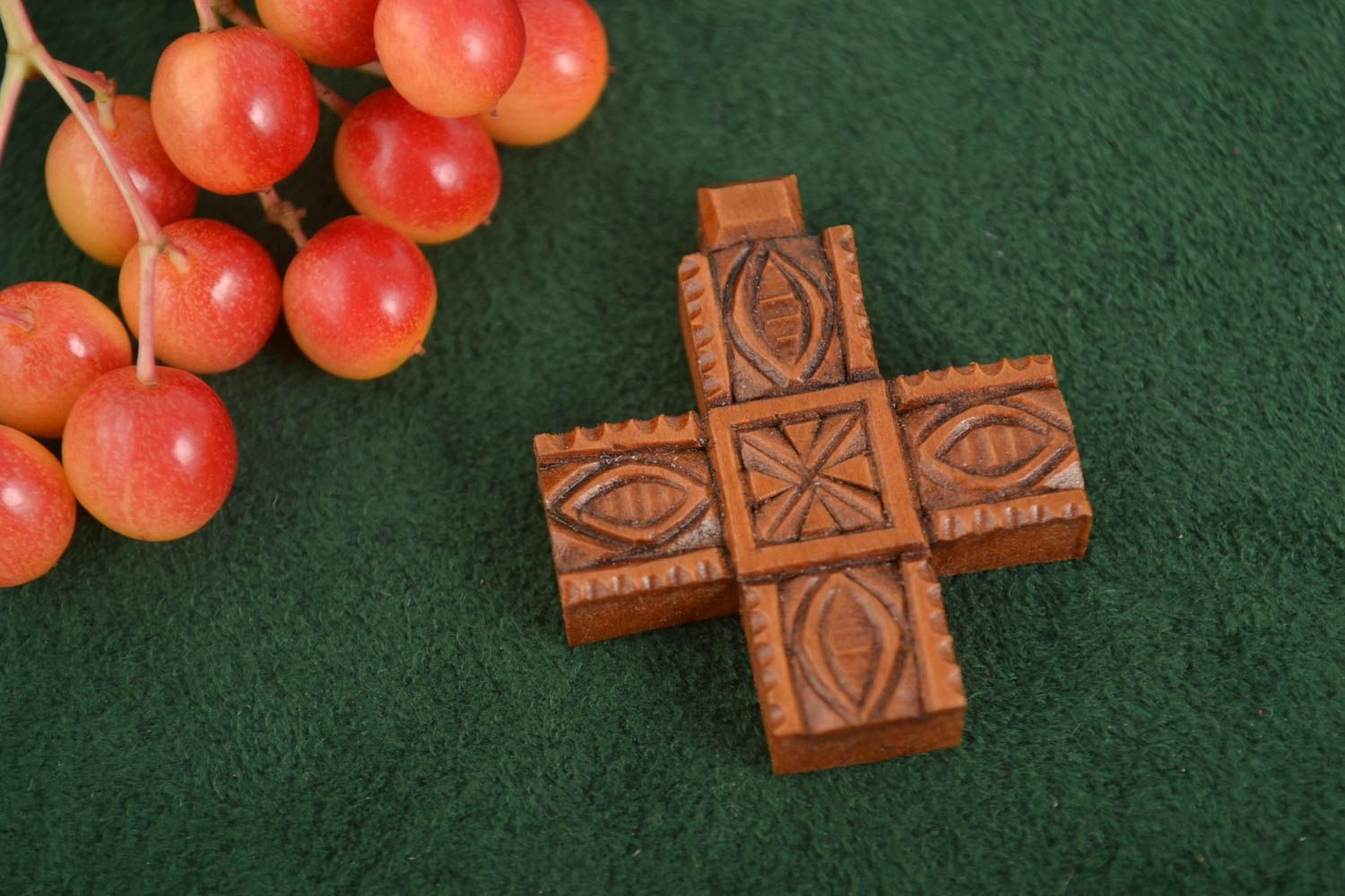 Pendentif croix fait main Bijou ethnique petit Accessoire femme de bois écolo photo 1