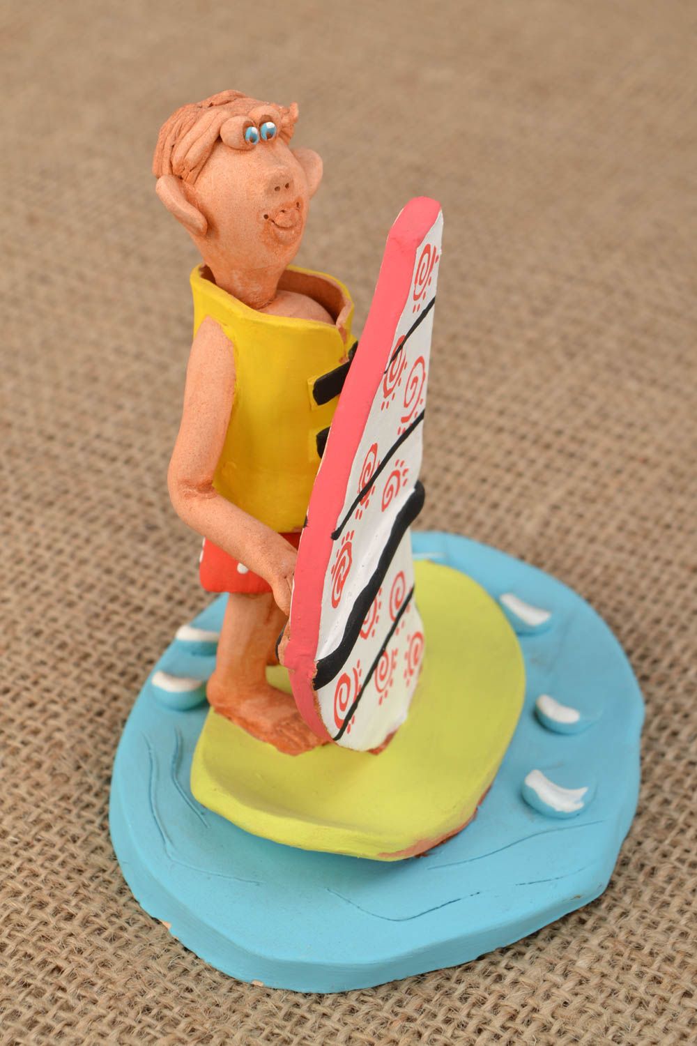 Figura de cerámica Joven practicando el surf a vela foto 1
