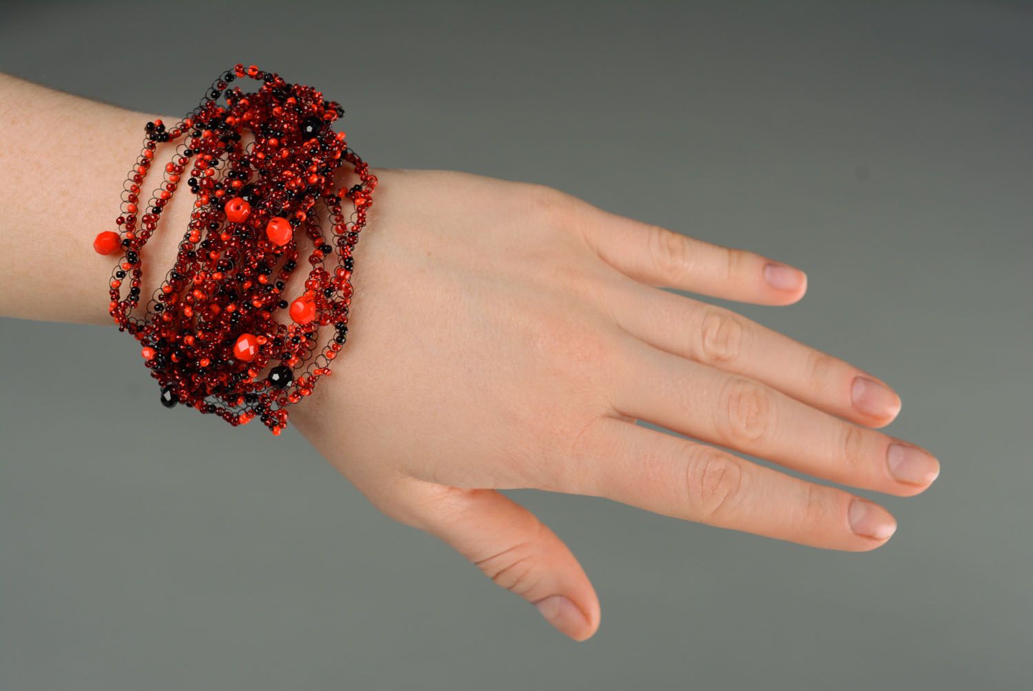 Bracelet en perles de rocaille Rouge sur noir fait main photo 2