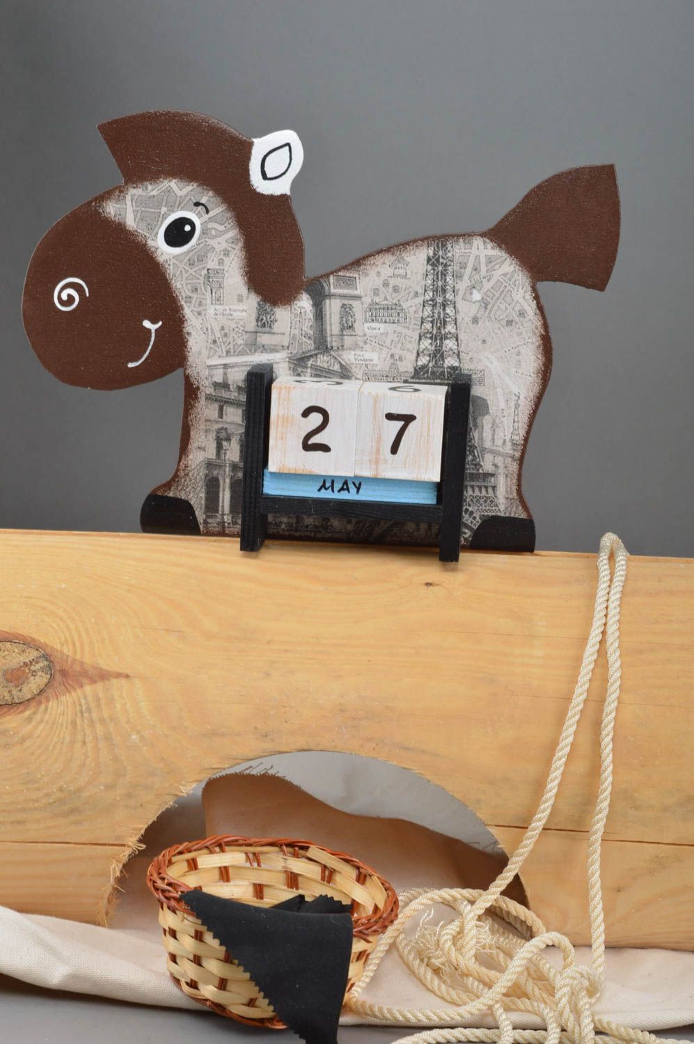 Calendrier perpétuel en bois fait main de table avec cubes Cheval de Paris photo 1