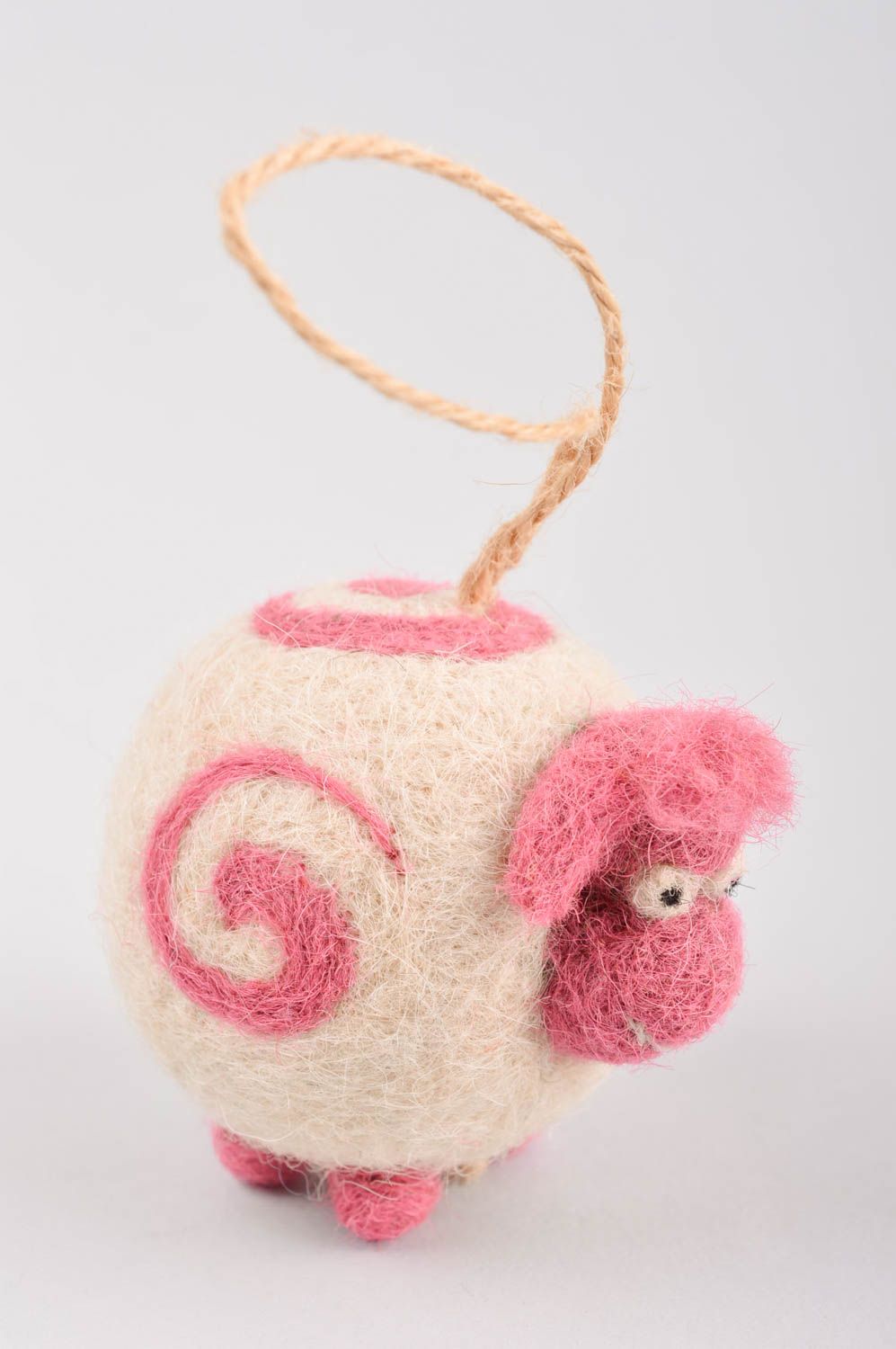 Валяная игрушка ручной работы декор на стену игрушка из шерсти Розовая овечка фото 2