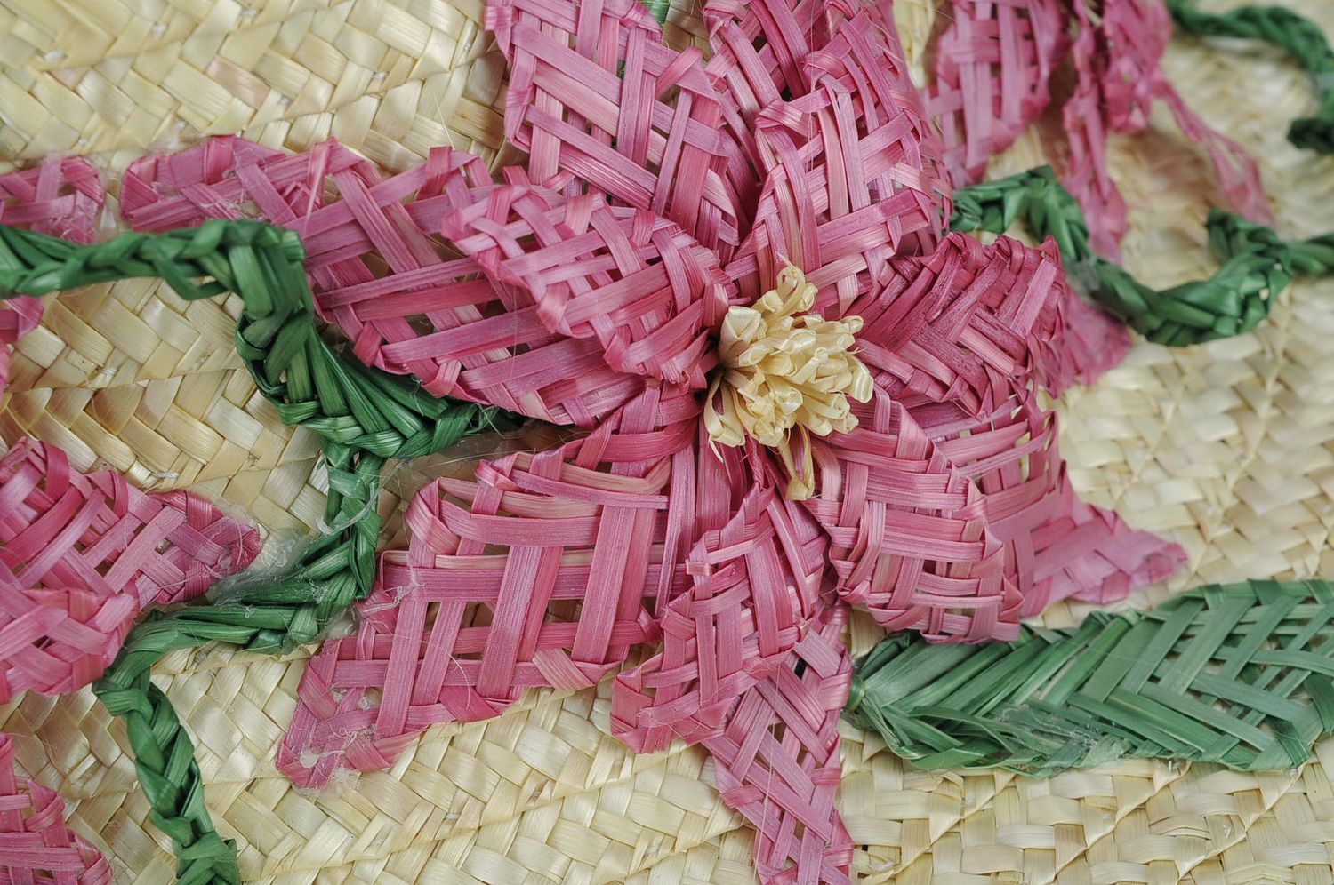 Sombrero de paja de la mujer con flores foto 3