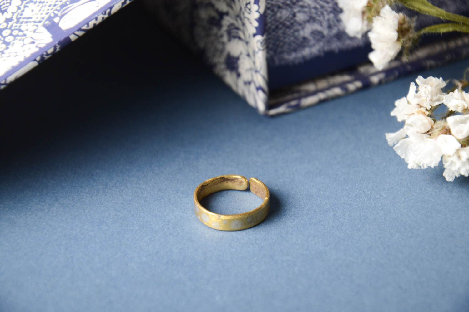 Красивое кольцо ручной работы необычное кольцо золотистое женское кольцо фото 1