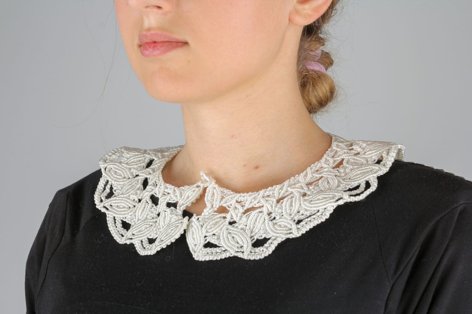 White crochet collar photo 1