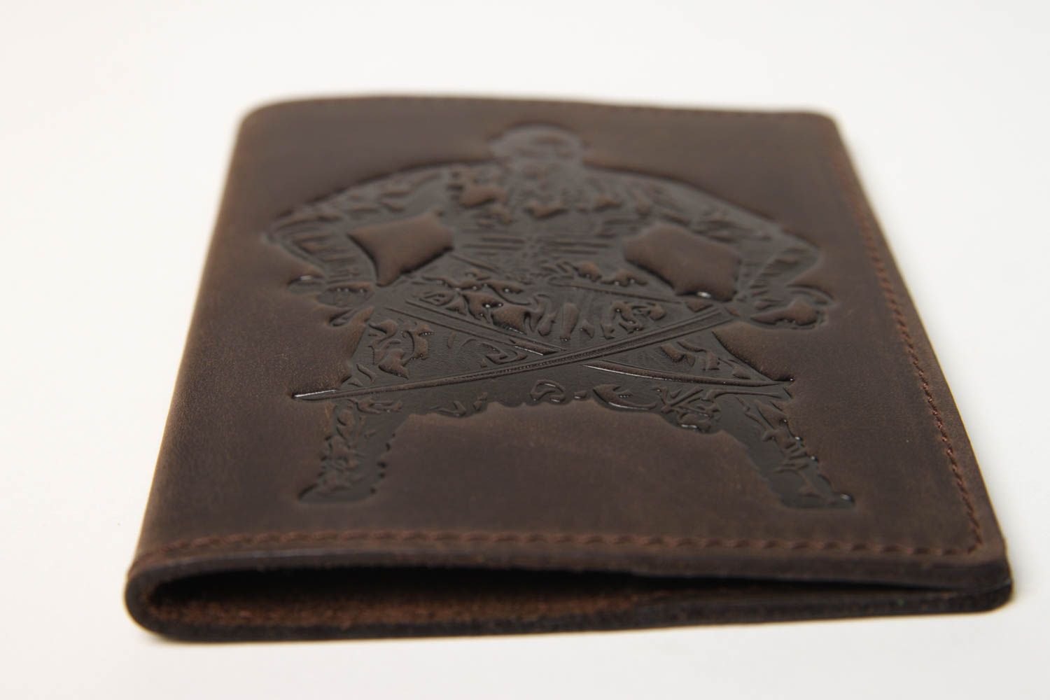 Коричневая обложка на паспорт ручной работы необычный подарок кожаный аксессуар фото 4