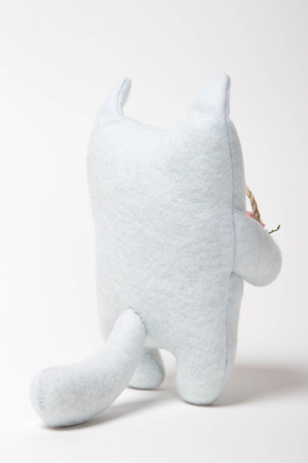 Игрушка кот белая игрушка ручной работы авторская игрушка с корзинкой интересная фото 4