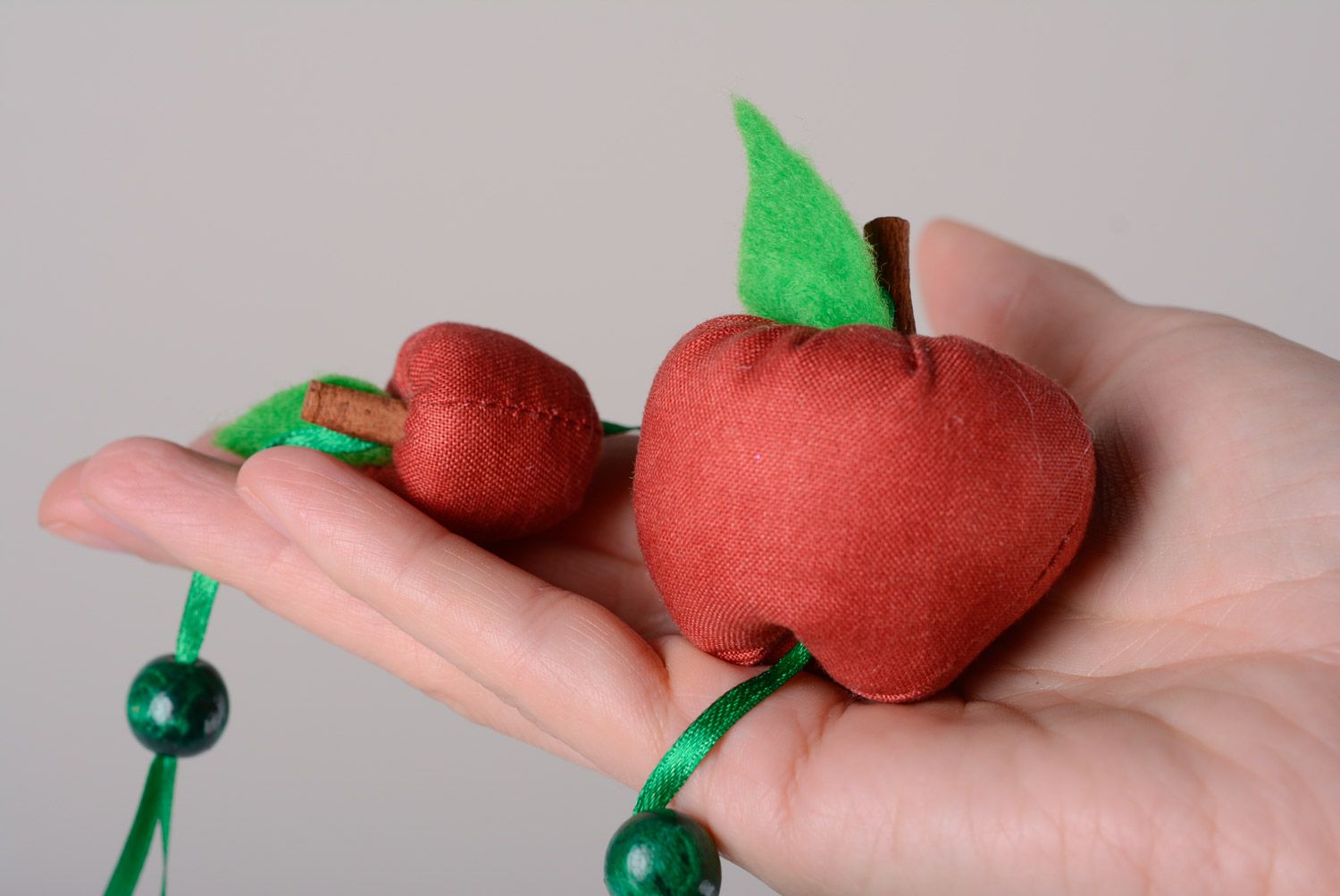 Suspension décorative faite main pommes en lin et satin sur ruban perles en bois photo 4