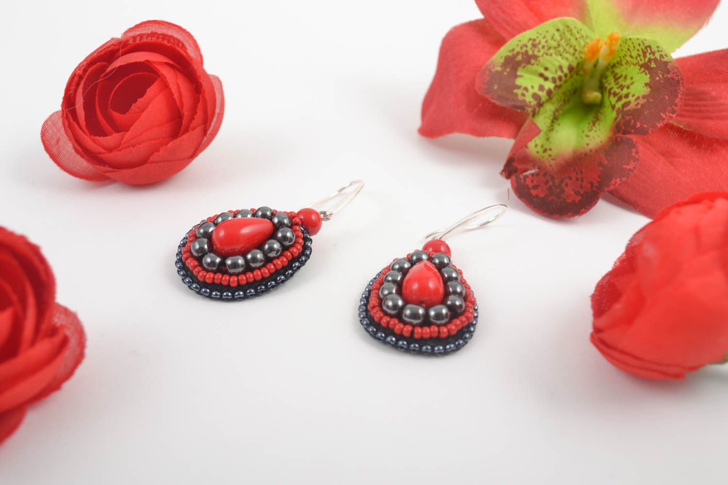 Pendientes de abalorios rojos artesanales accesorio para mujer aretes de moda foto 1