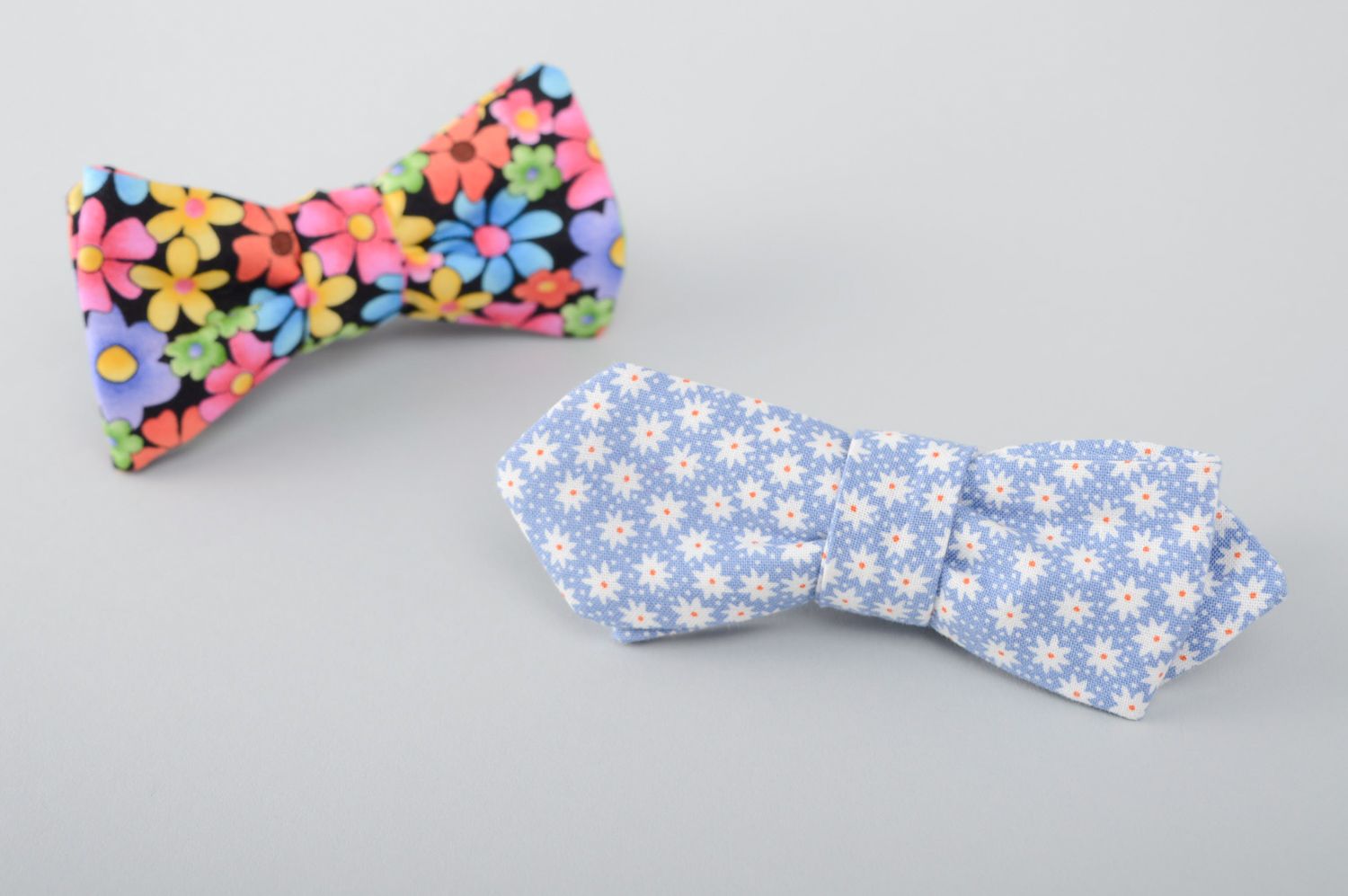 Handmade light fabric bow tie with floral print photo 5