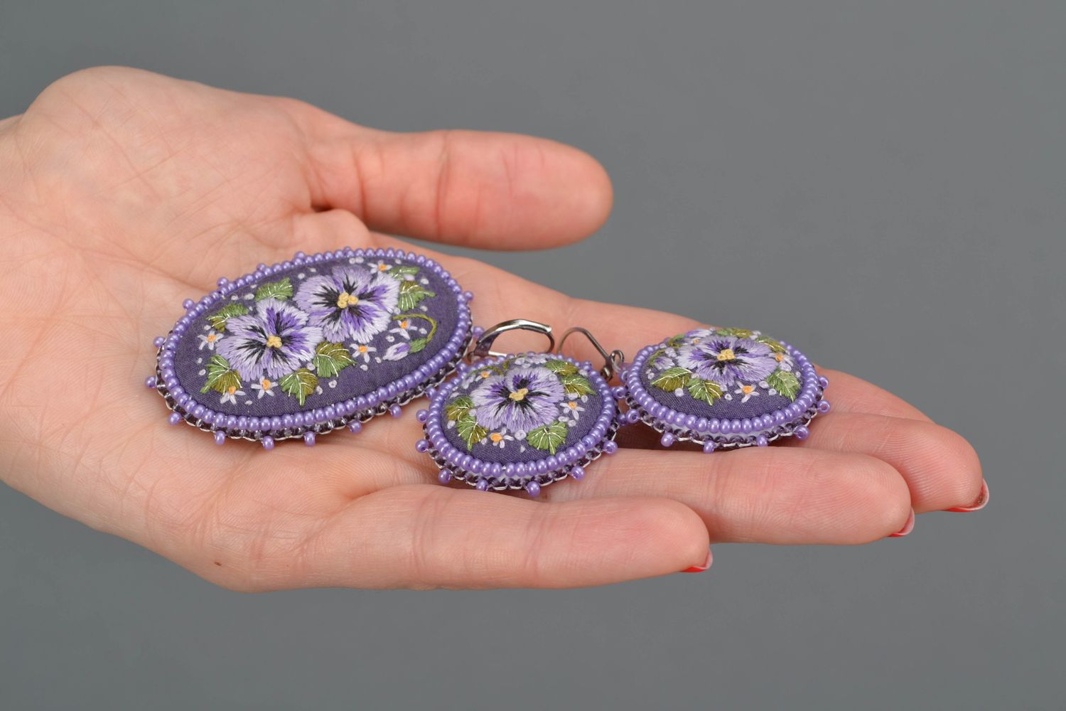 Satin stitch embroidered earrings and brooch photo 2