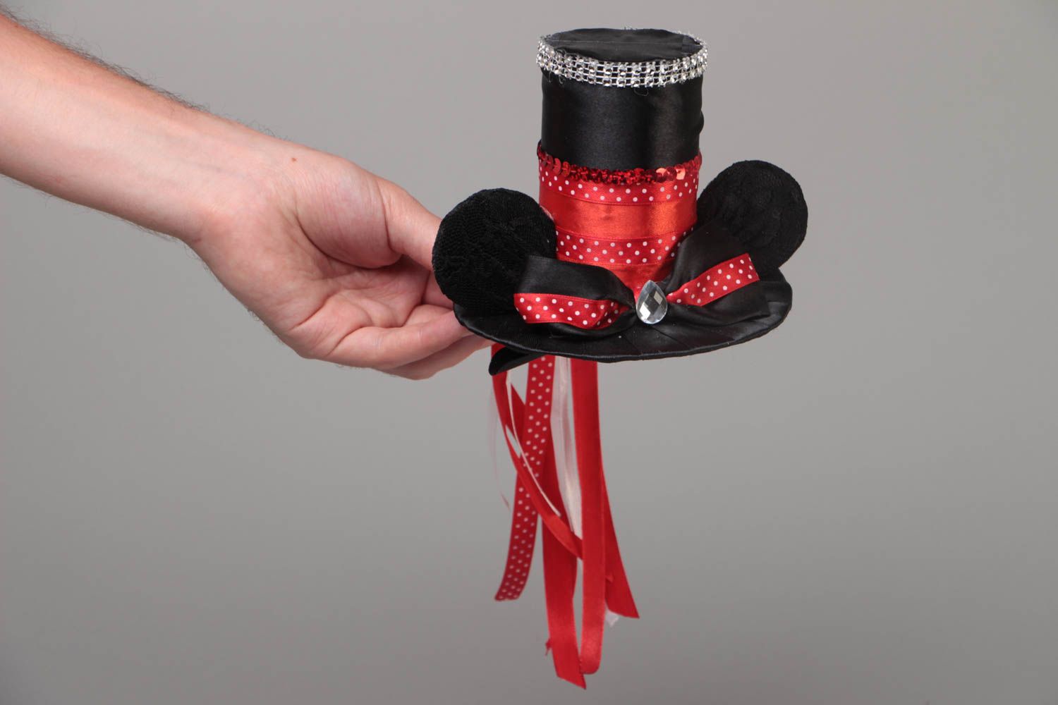 Pinza para el pelo artesanal negra con forma de gorra adornada con cintas bonita  foto 5
