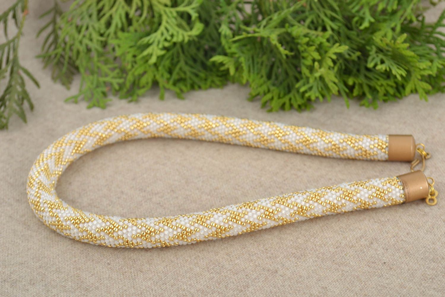 Collar de cuerda de abalorios japoneses artesanal adornado de colores dorado y blanco foto 1