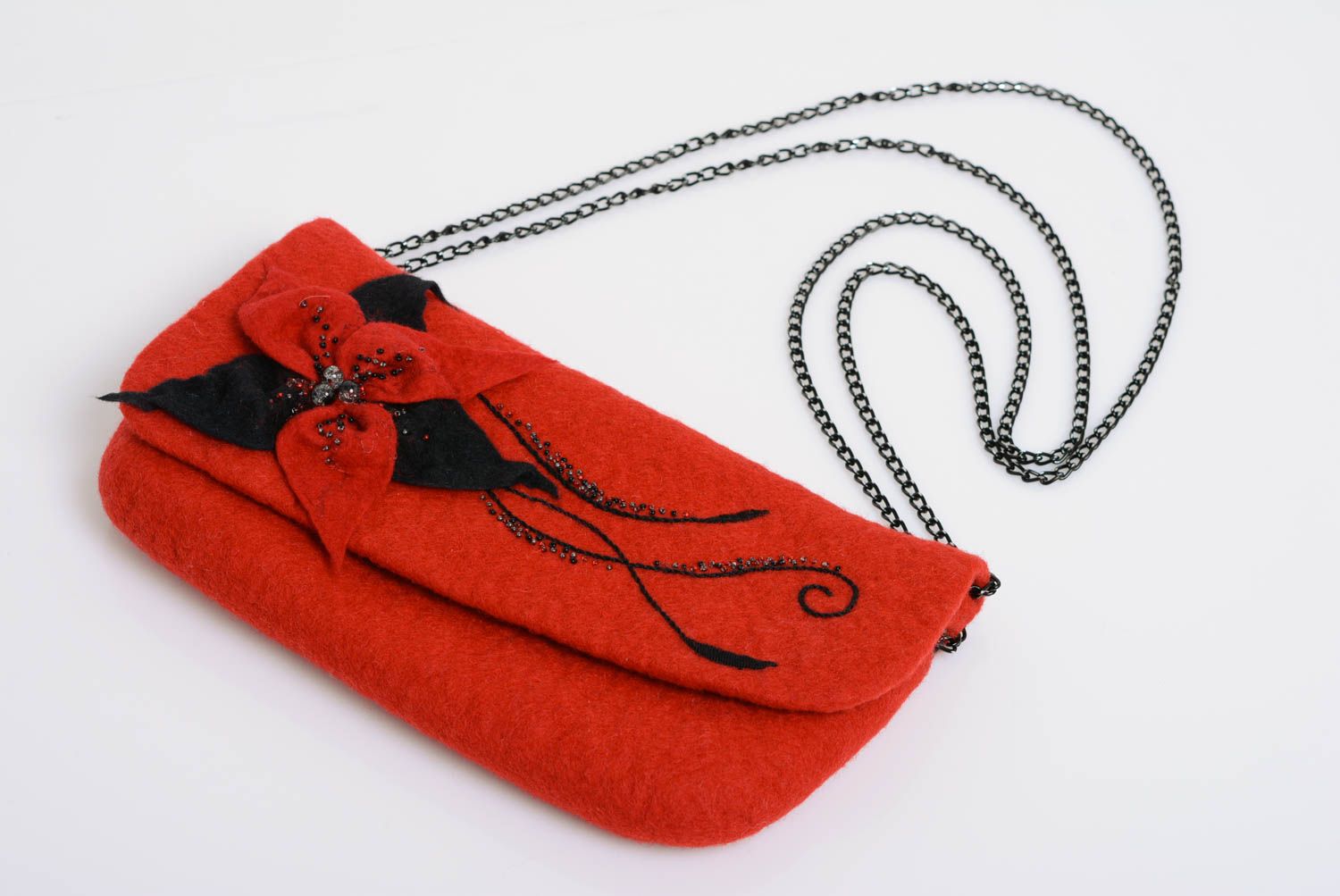 Sac pochette en laine feutrée rouge fait main original sur chaîne métallique photo 1