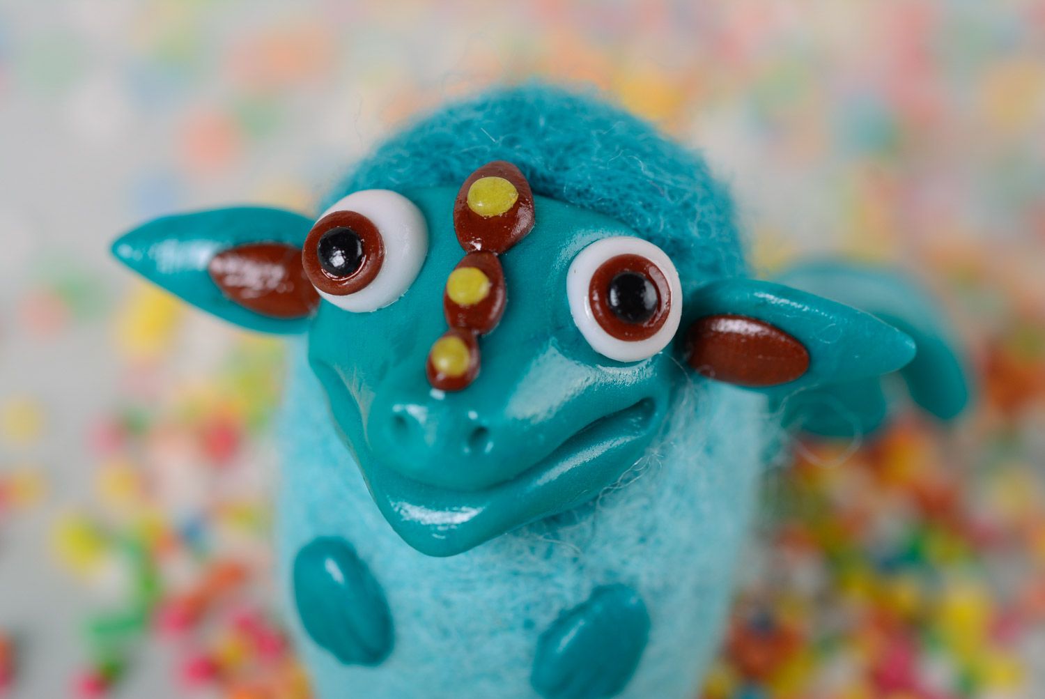 Handmade Spielzeug Drache in Blau aus Wolle gewalkt und Polymerton lustig foto 2