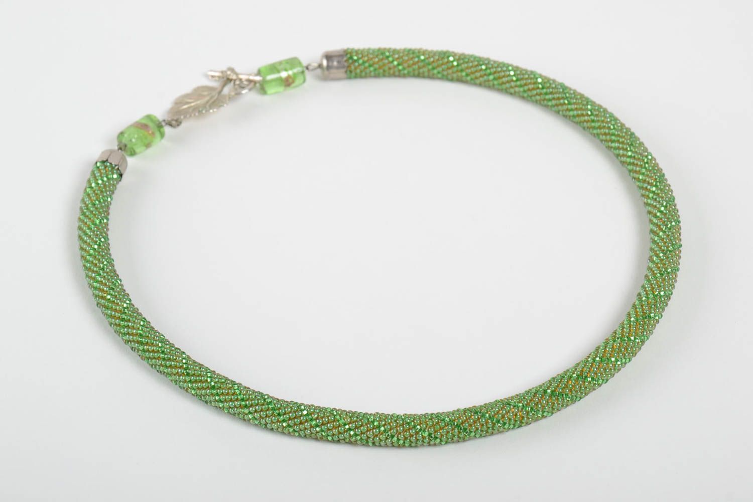 Collier spirale Bijou fait main, Accessoire femme vert perles de rocaille design photo 3