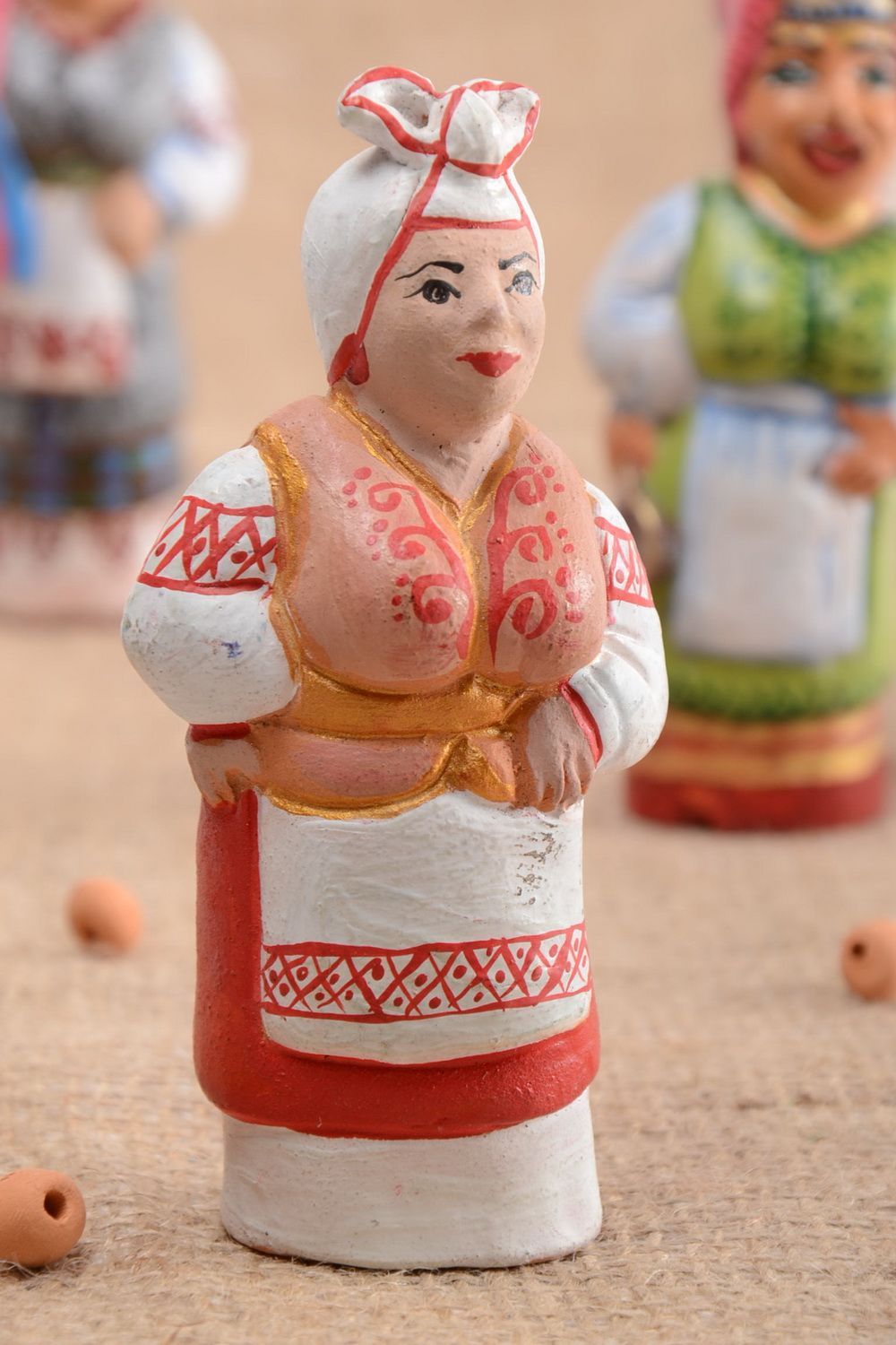 Figurine paysanne en céramique faite main peinte de couleurs décor original photo 1