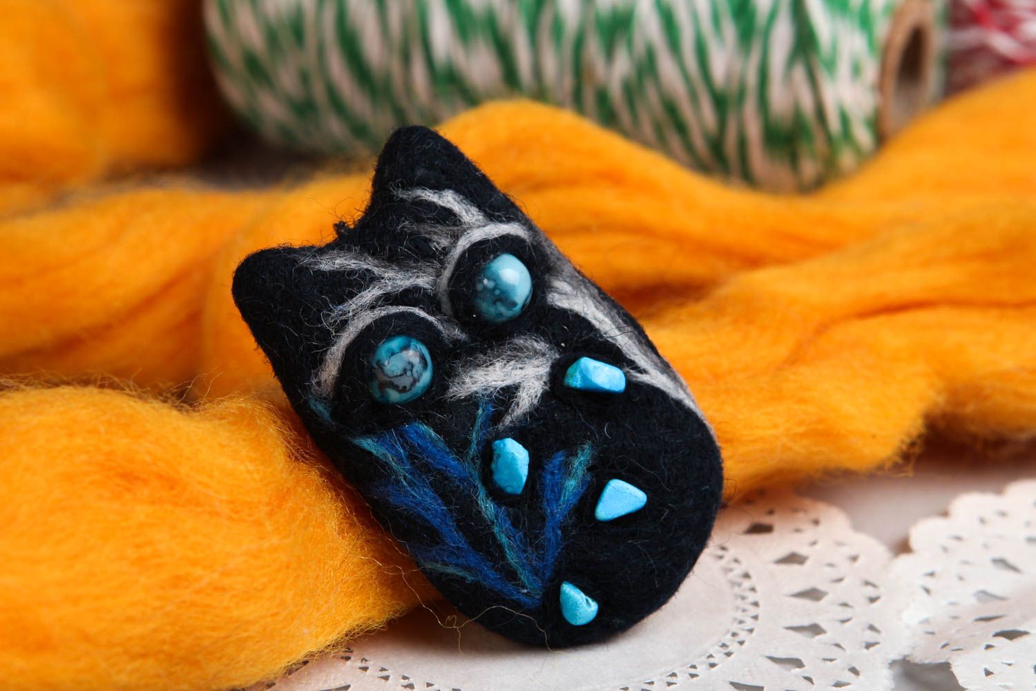 Кулон ручной работы кулон из шерсти валяный смешной кулон кот с синими глазами фото 1