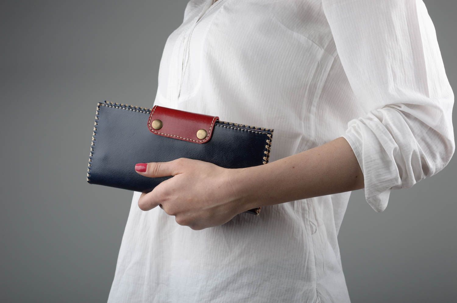 Schönes modisches originelles schwarz rotes handgemachtes Portemonnaie aus Leder foto 5