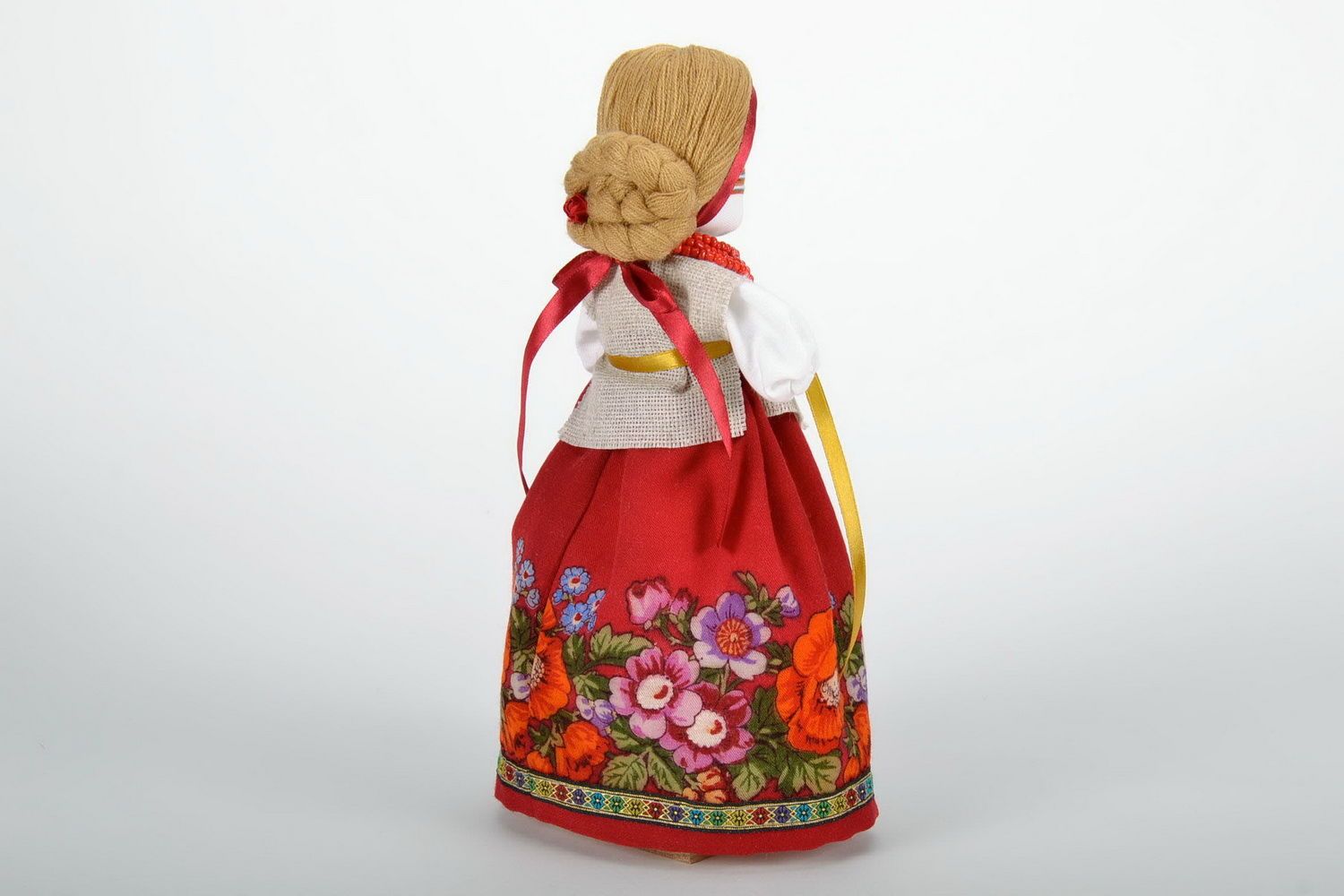 Muñeca de tela en vestido rojo foto 3