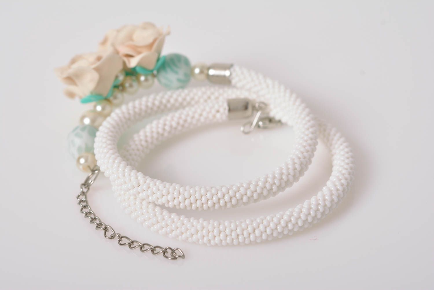 Bracelet en perles de rocaille avec fleurs en pâte polymère blanc fait main photo 5
