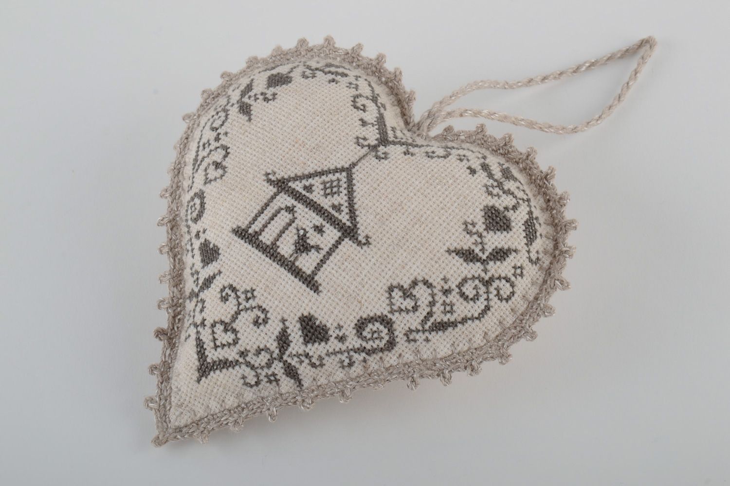 Suspension décoratif en tissu faite main originale en forme de coeur broderie photo 2