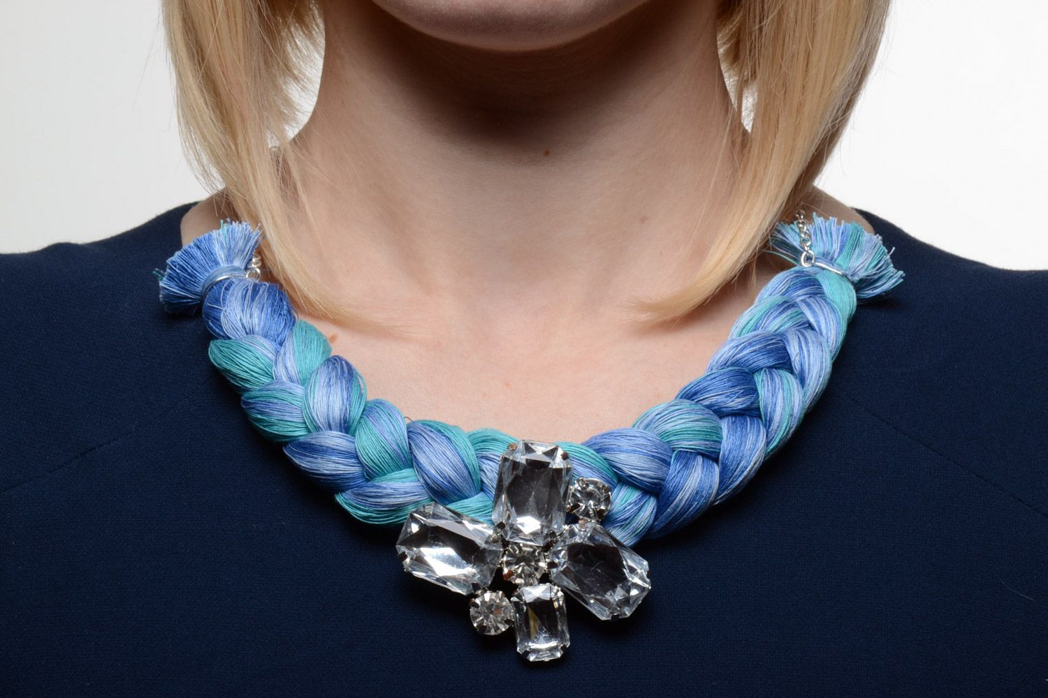 Collar trenzado de hilos azul en cadenita con estrases voluminoso artesanal foto 1