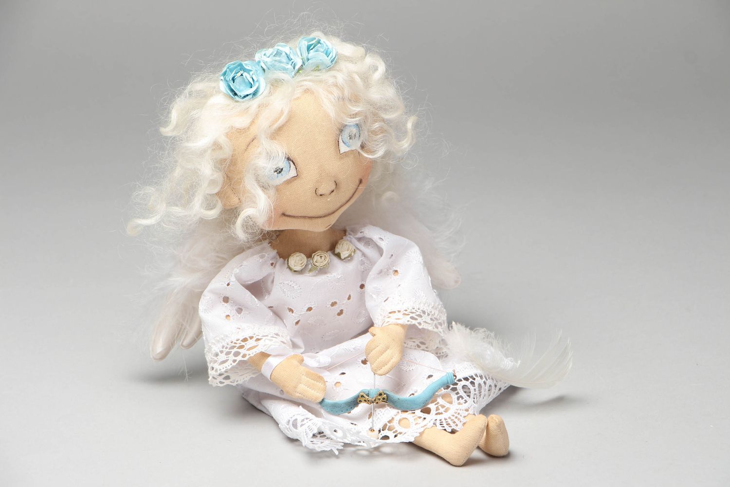 Bambola in stoffa fatta a mano angelo bello in vestito bianco da decorazione
 foto 1