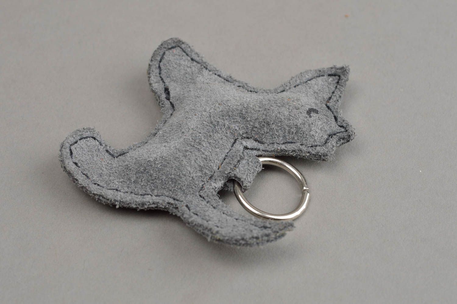 Porte-clés chien en cuir naturel gris fumée fait main accessoire design photo 4
