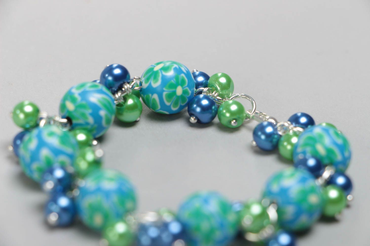 Handgemachtes blaues Armband aus Polymerton und keramischen Perlen für Mädchen foto 4
