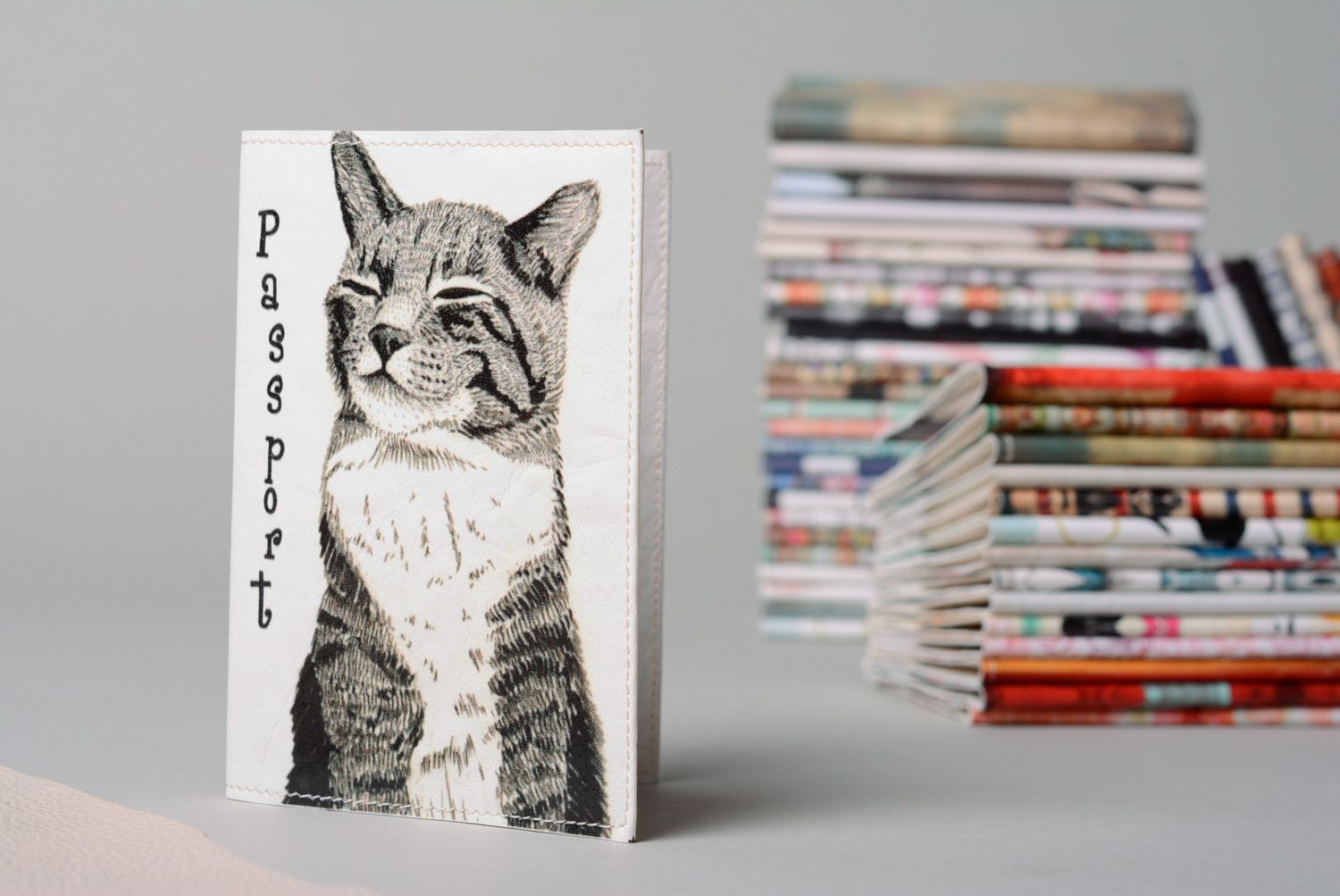 Funda para el pasaporte con gato hecha a mano de cuero artificial  foto 1