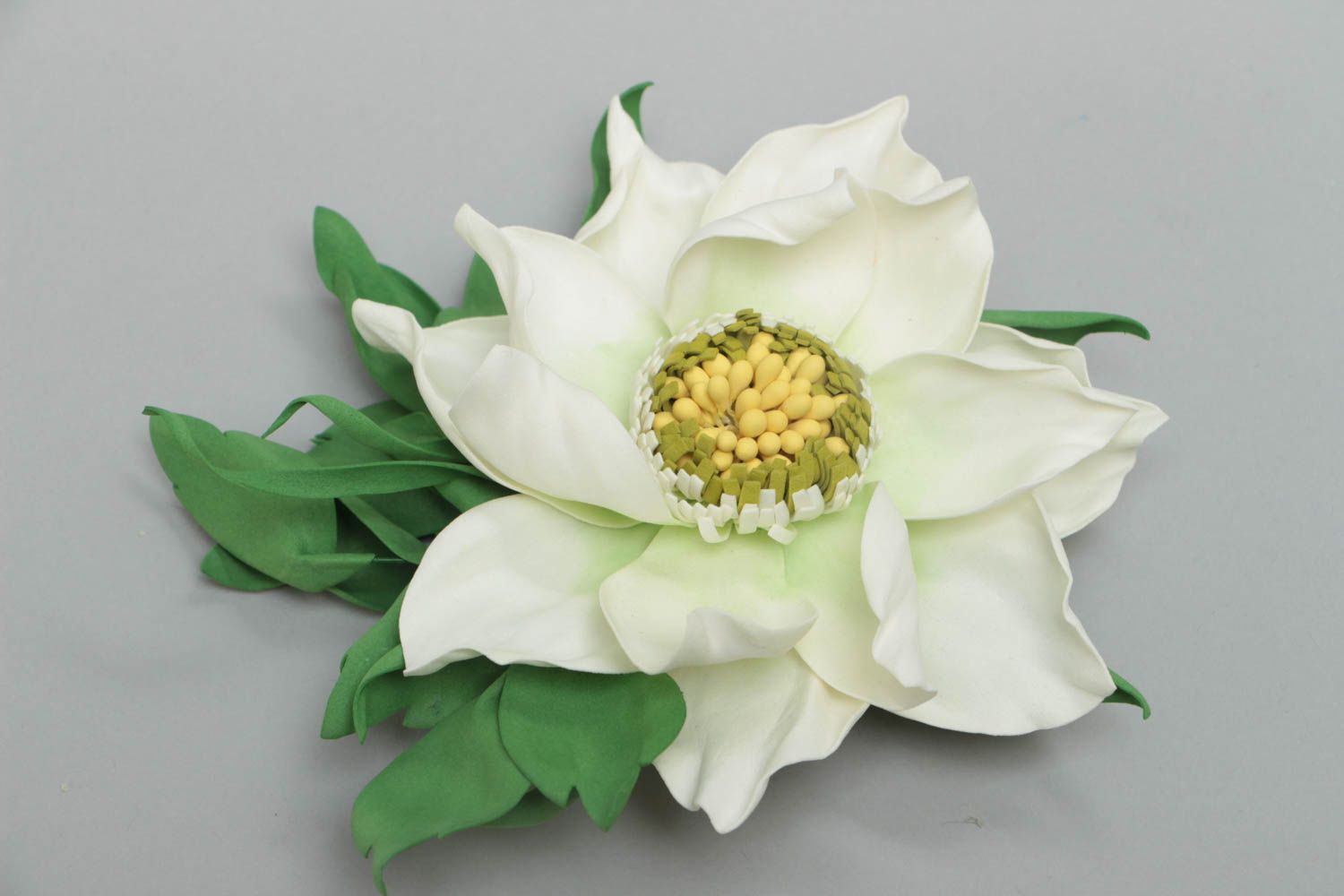 Broche barrette en foamiran belle grande fleur blanche verte faite main photo 2