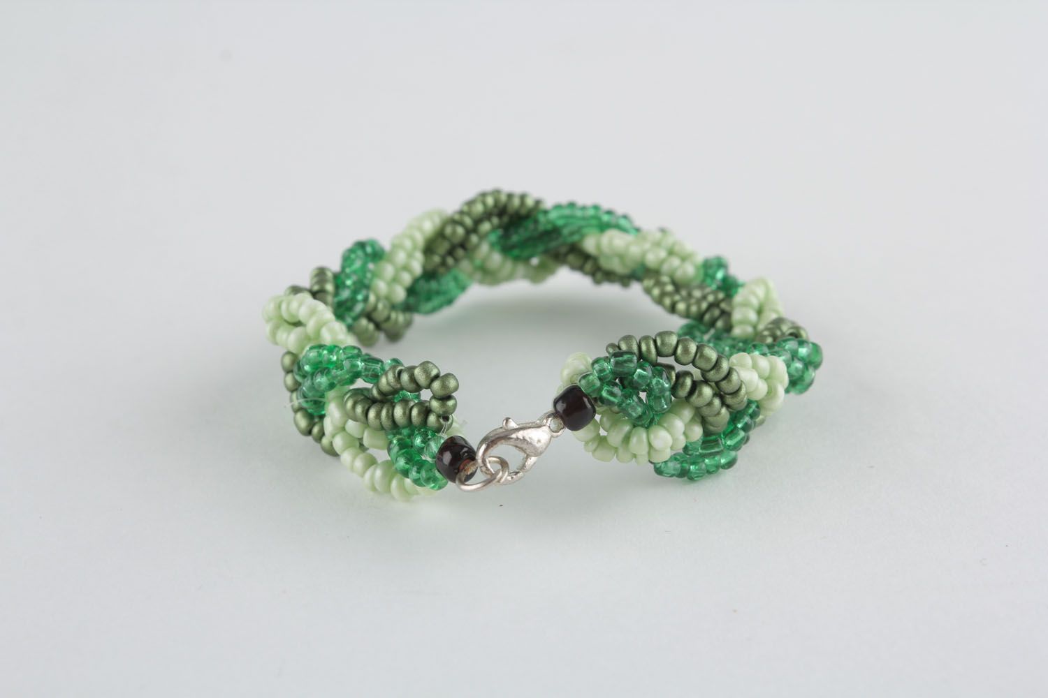 Green beaded bracelet photo 2