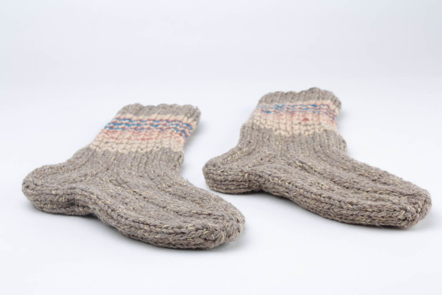 Meias de mulheres cinzentas quentes de fios de lã tricotadas à mão  foto 3