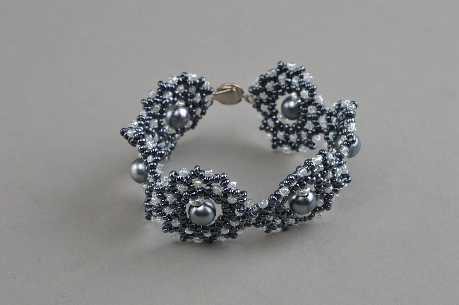 Bracelet en perles de rocaille et perles fantaisie fait main gris Anthracite photo 3