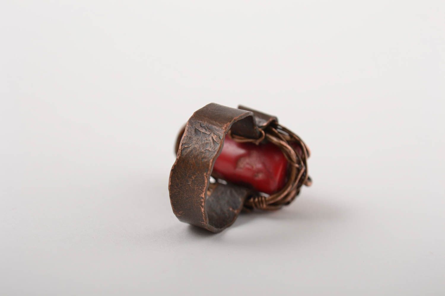 Красивое кольцо хэнд мэйд украшение в технике wire wrap медное кольцо с кораллом фото 3