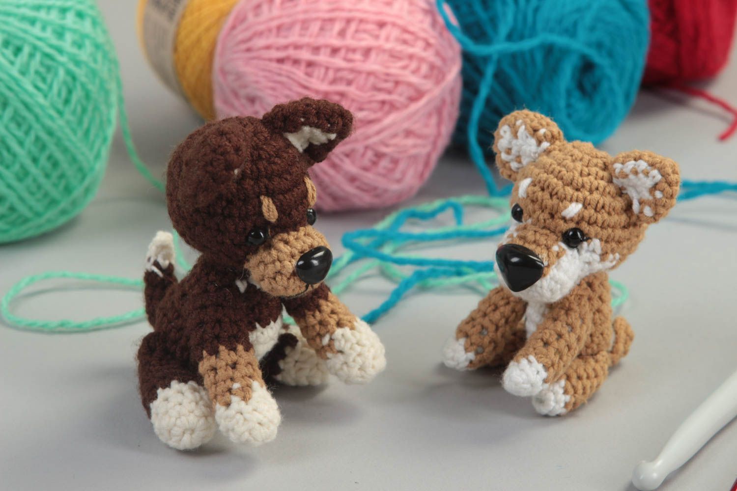 Jouets enfant Peluches animaux fait main Cadeau original deux chiens tricotés photo 1