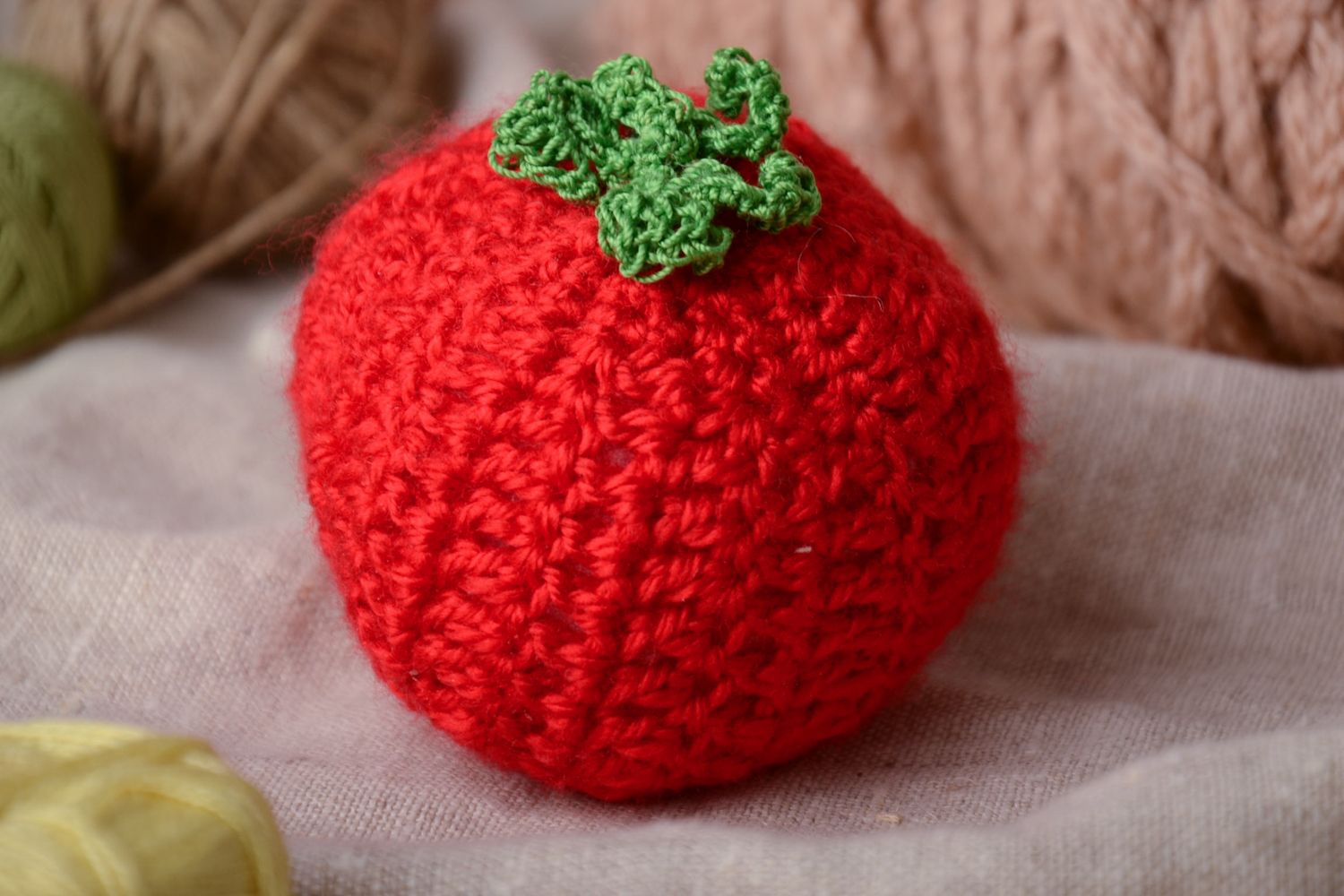 Peluche tomate tricotée au crochet rouge originale faite main pour enfant photo 1
