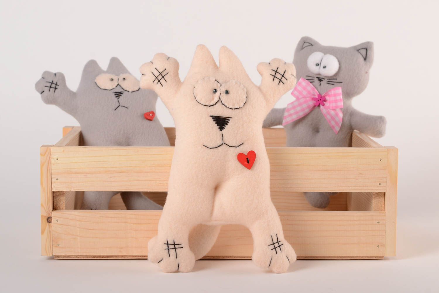 Kuscheliges Spielzeug handmade Katze Kuscheltier Spielsache für Kinder weiß foto 1