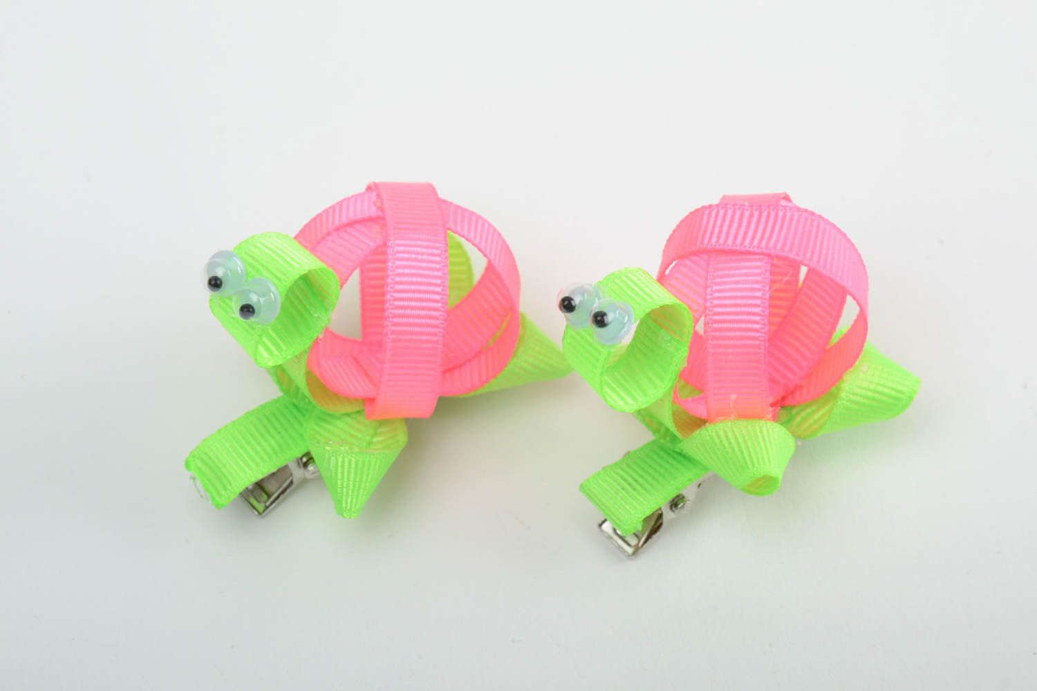 Set of 2 handmade decorative hair clips with colorful rep ribbon turtles for kids photo 2