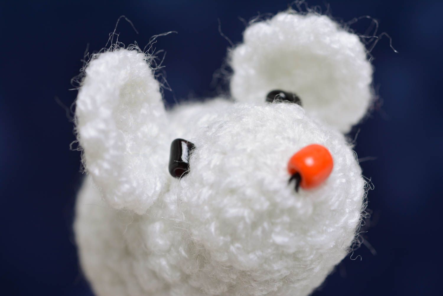 Kleines handgemachtes Spiezeug für Kinder in Form von weißer Maus aus Acryl foto 3