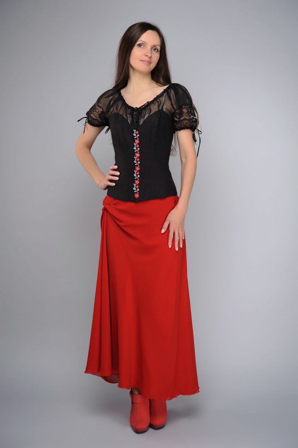 Ropa de mujer: falda, blusa, corset foto 2