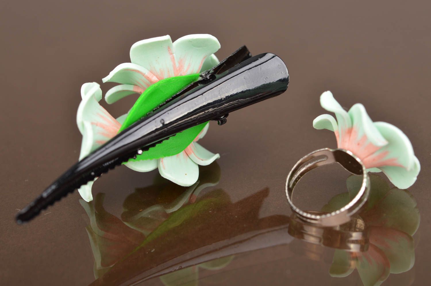 Set of polymer clay white flower jewelry hair clip and ring of adjustable size photo 4