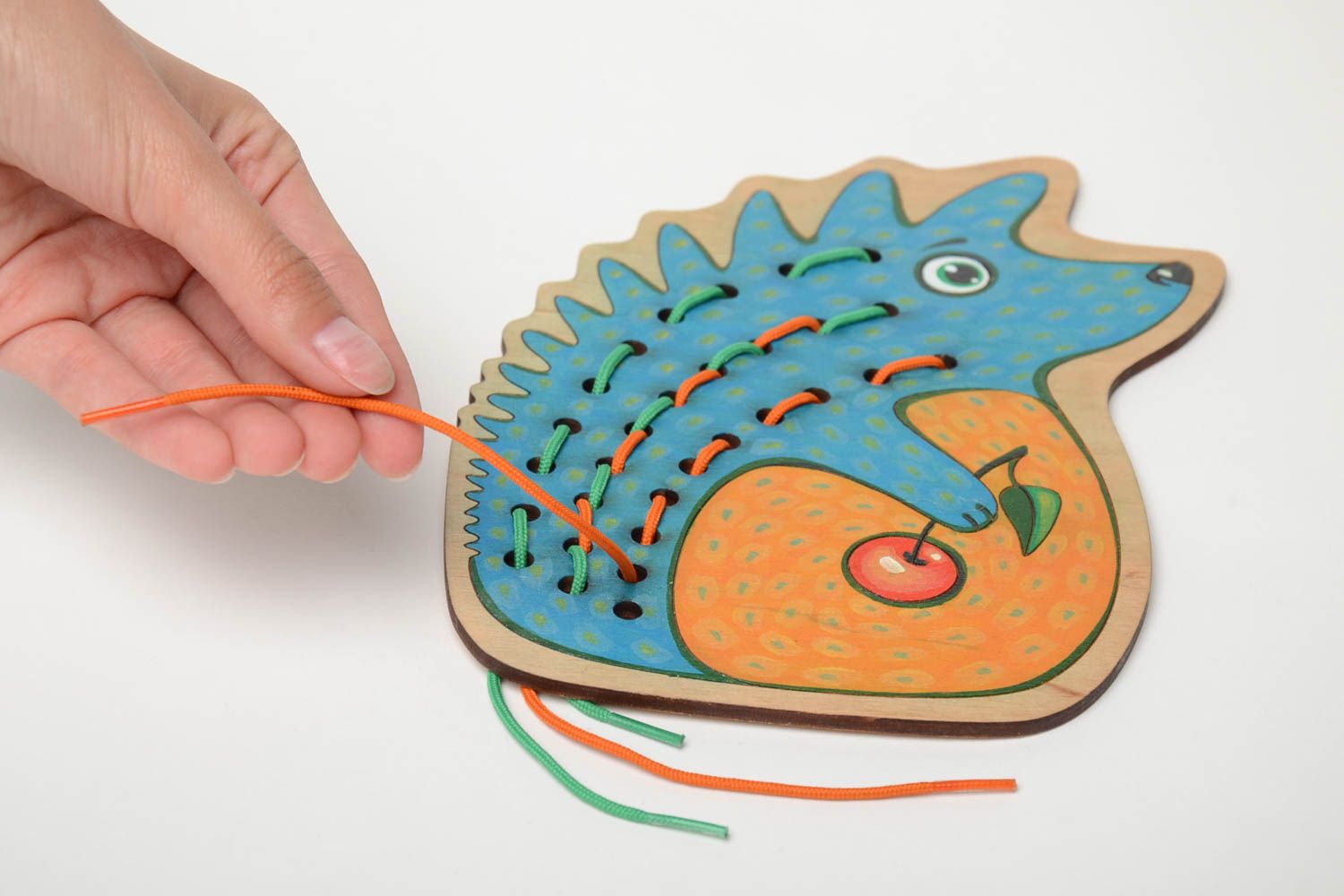 Originelles Holz Spielzeug Igel handmade mit Schnürung für Kleinkinder Lernspiel foto 5