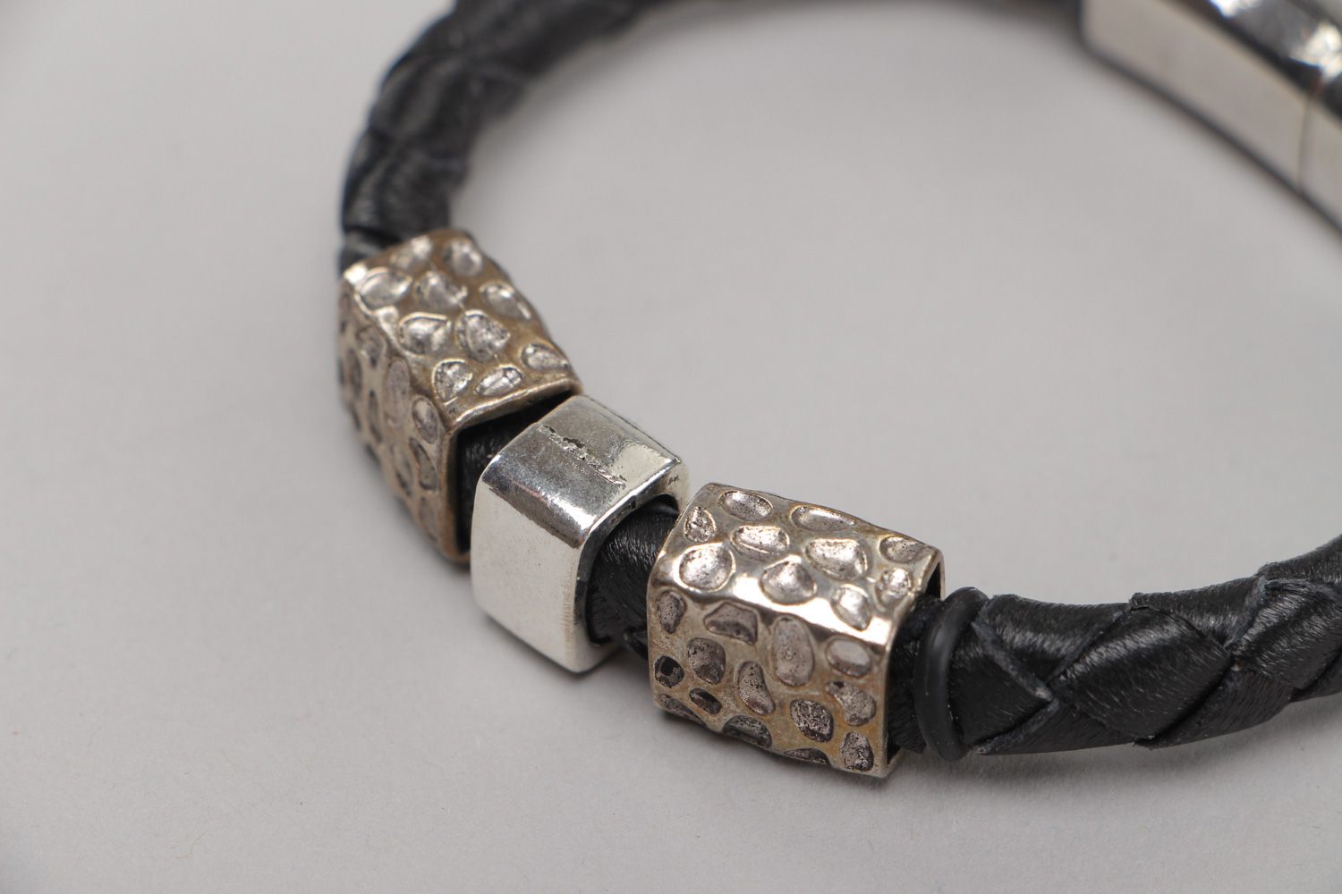 Schwarzes breites geflochtenes handgemachtes Armband aus Naturleder mit Metall für Damen foto 3