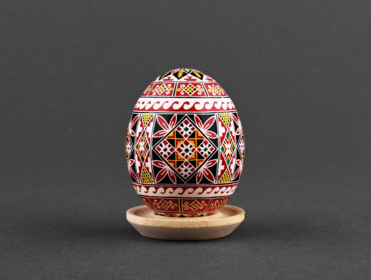 Huevo de Pascua hecho a mano con ornamento foto 2