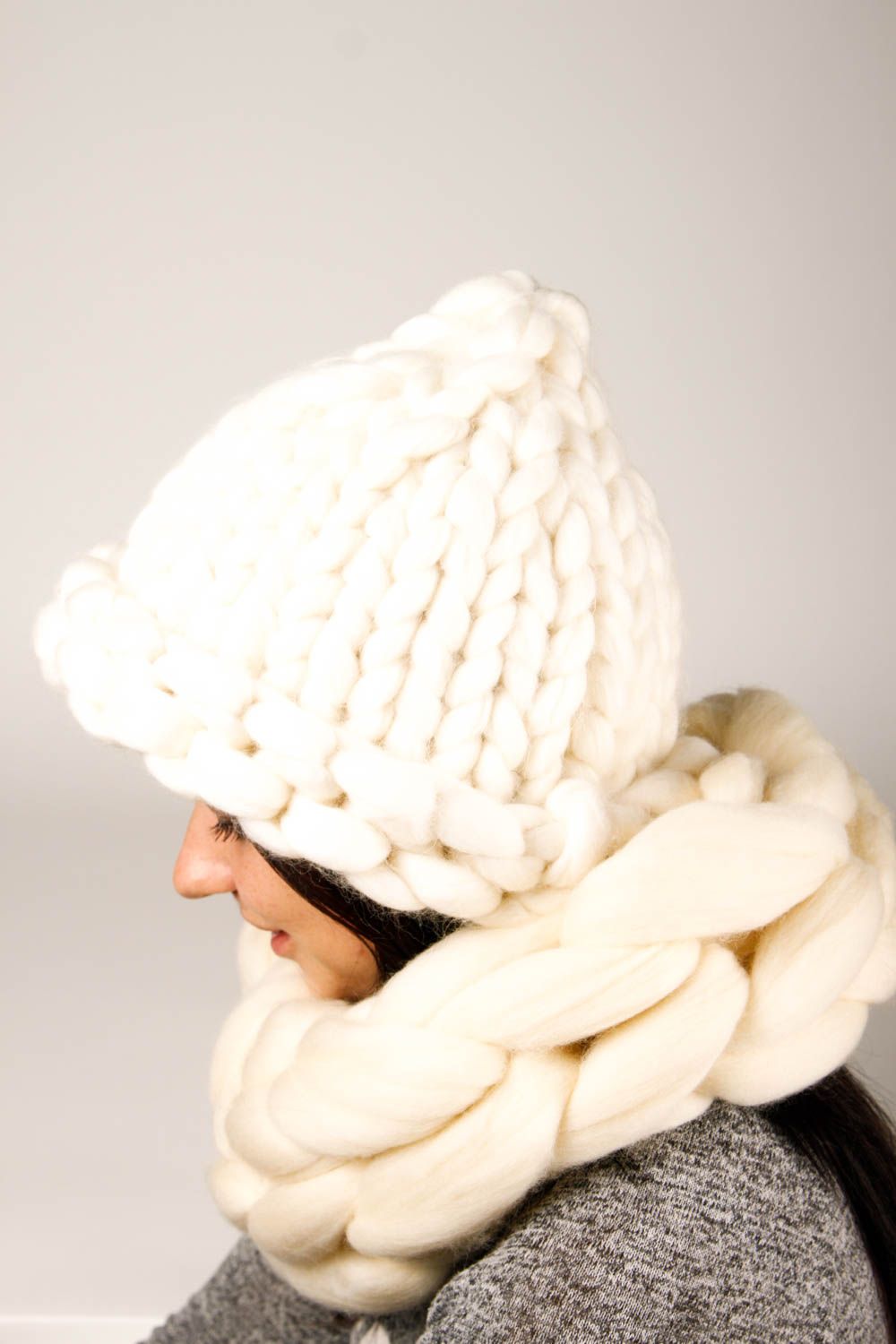 Вязаная шапка ручной работы бежевый шарф снуд зимняя шапка набор из 2 изделий фото 2