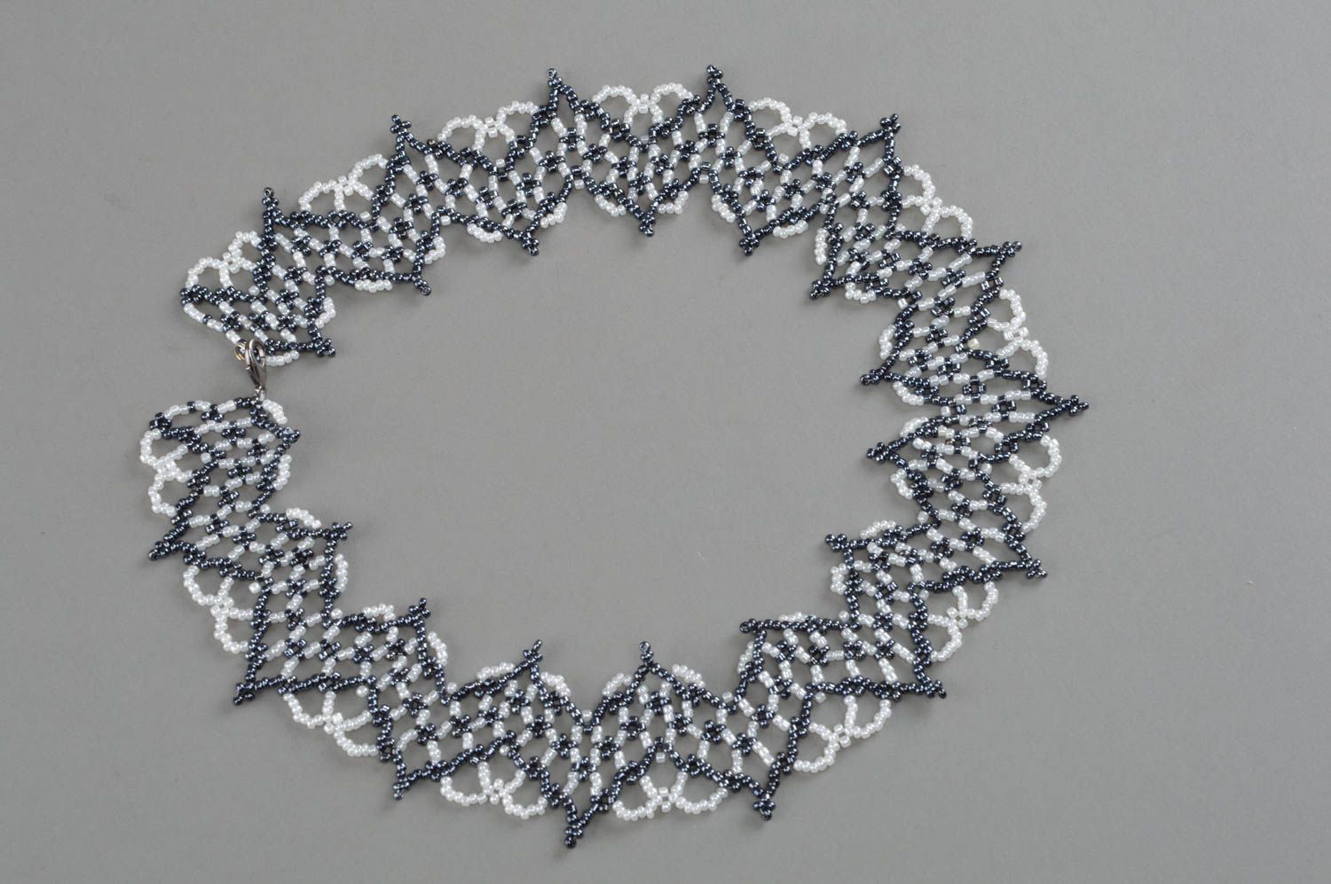 Ожерелье из бисера плетеное ручной работы оригинальное Антрацит и жемчуг фото 2