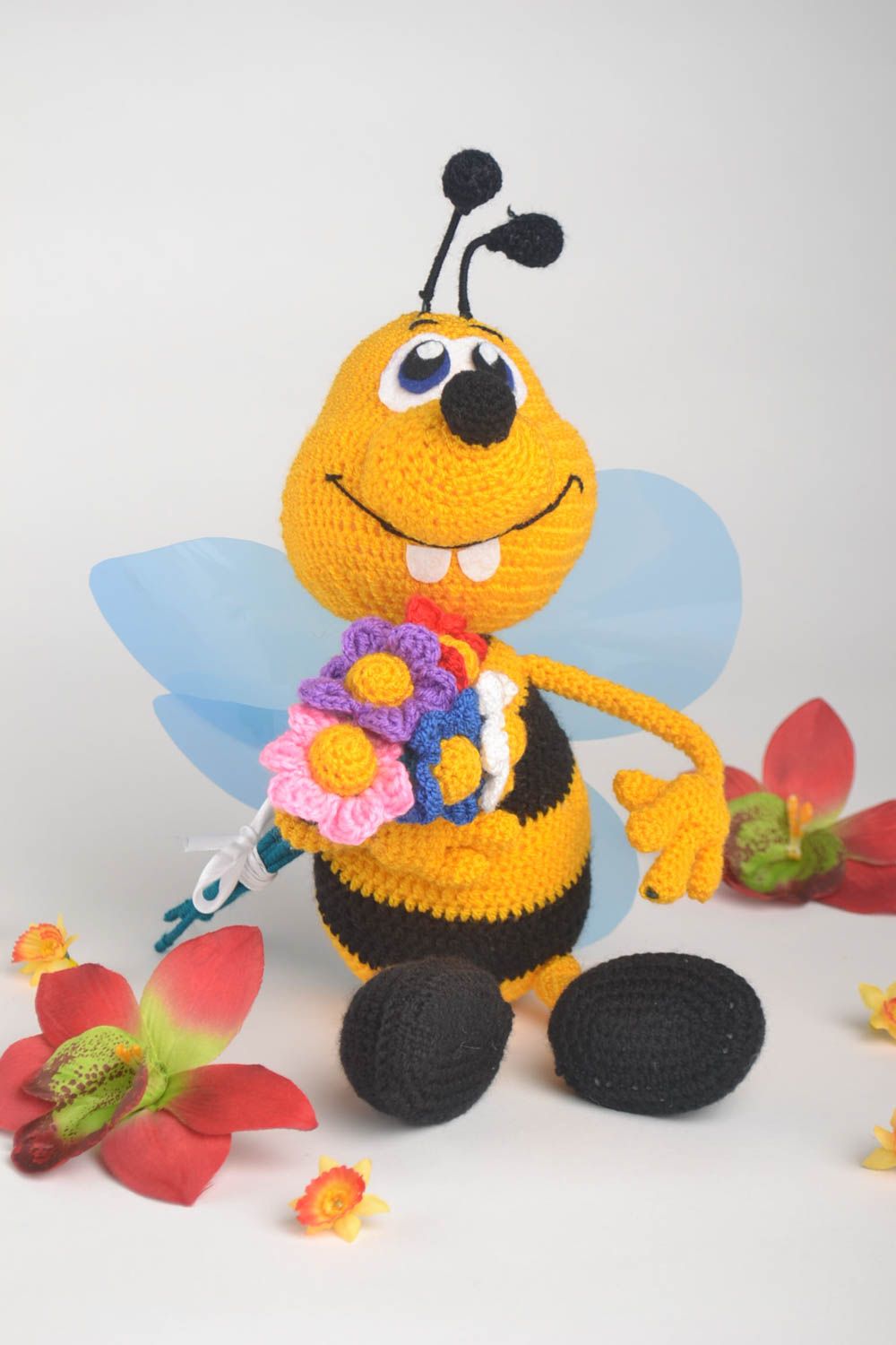 Peluche abeille avec fleurs Jouet fait main tricoté original Cadeau pour enfant photo 1