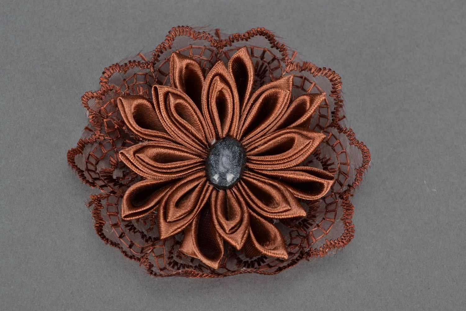 Broche de tela de raso con forma de flor Chocolate foto 1